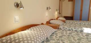 Отели типа «постель и завтрак» Toskania Pokoje Goscinne Карвия Четырехместный номер с собственной ванной комнатой-3