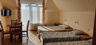 Отели типа «постель и завтрак» Toskania Pokoje Goscinne Карвия Четырехместный номер с собственной ванной комнатой-4