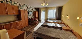Отели типа «постель и завтрак» Toskania Pokoje Goscinne Карвия Улучшенный четырехместный номер-5